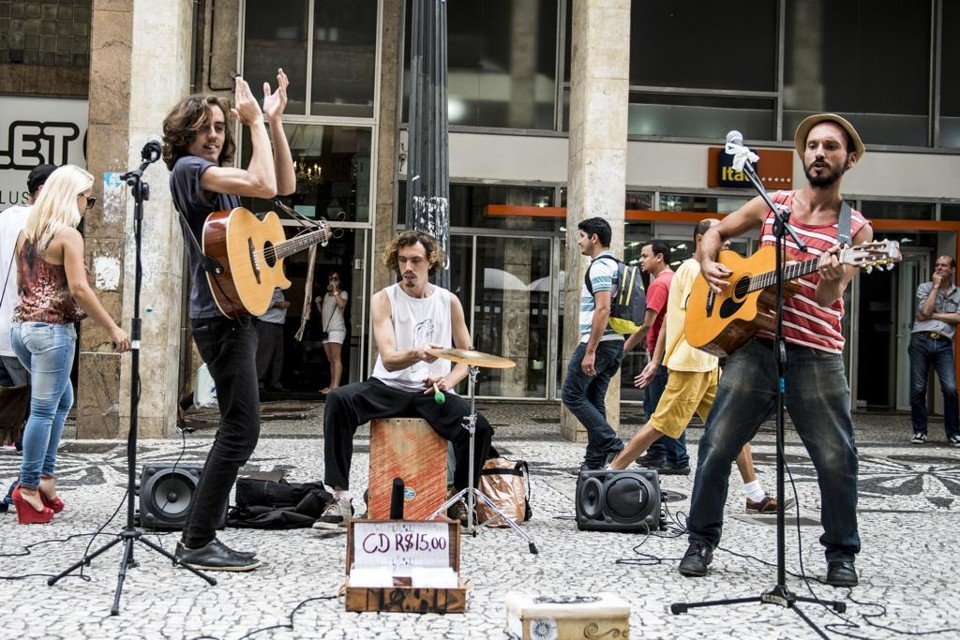 Harmonia Secreta: Encontre Músicos de Rua nas Metrópoles Europeias